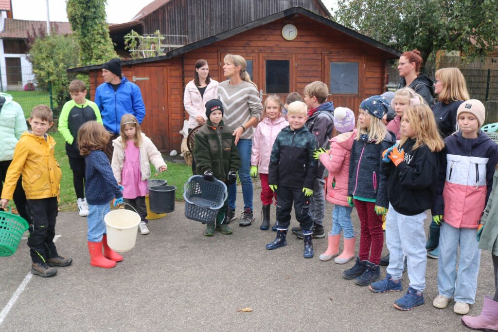 Alle treffen sich auf dem Schulhof.