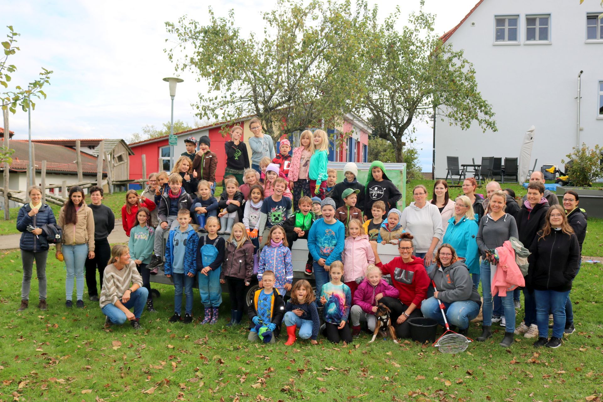 Gruppenbild mit allen Teilnehmenden an der Apfelaktion 2024.