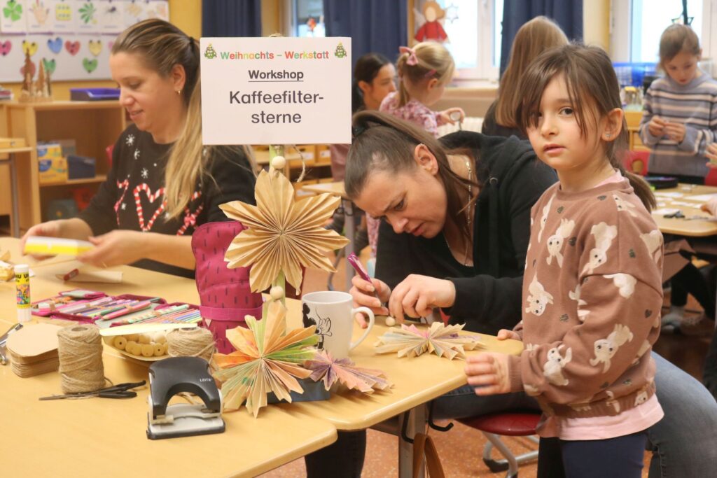 Blick ins Klassenzimmer der Klasse 1 und die Station Kaffeefiltersterne.