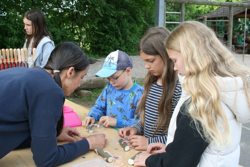 Hier werden Geduldspiele aus Naturmaterialien hergestellt