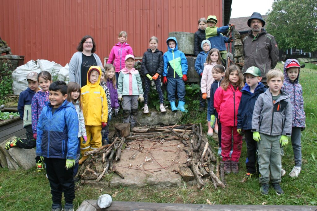 Die ganze Klasse steht um das runderneuerte Sandarium