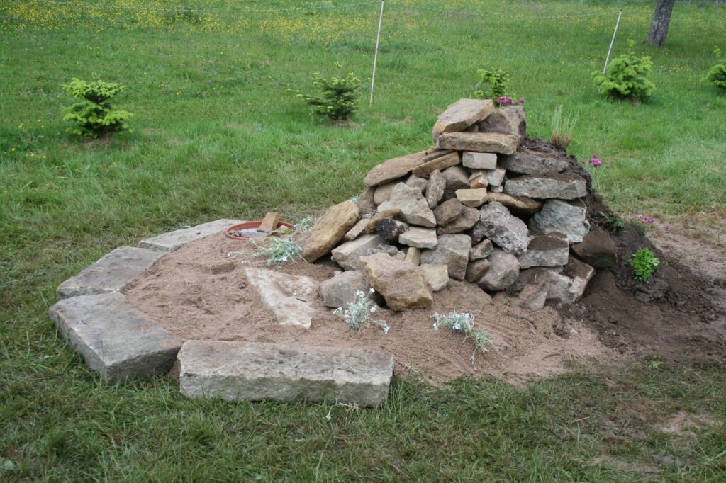 Aus Erde und Steinen wird die Eidechsenburg aufgebaut.