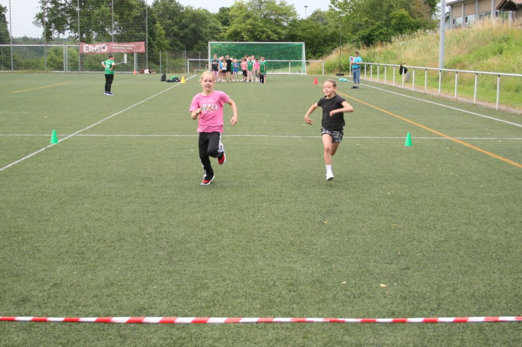 Zwei Kinder beim Sprint.
