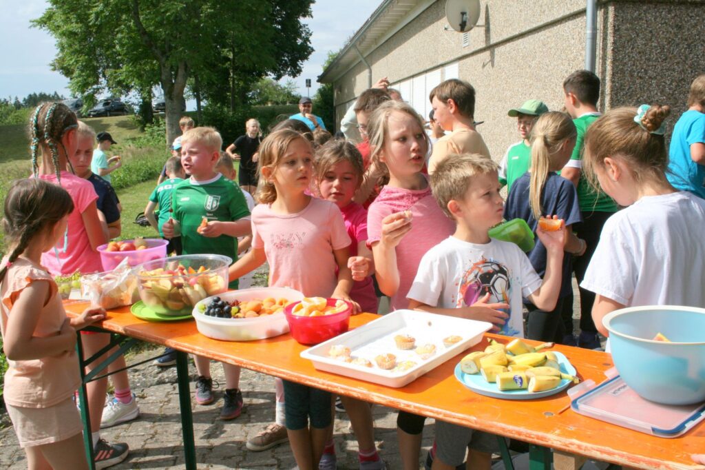 Die Kinder stärken sich am Obst- Buffet