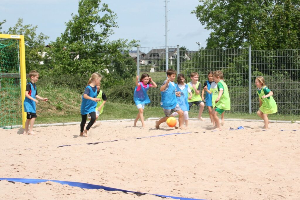 Die Klassen 1 und 2 beim abschließenden Beachsoccerball.