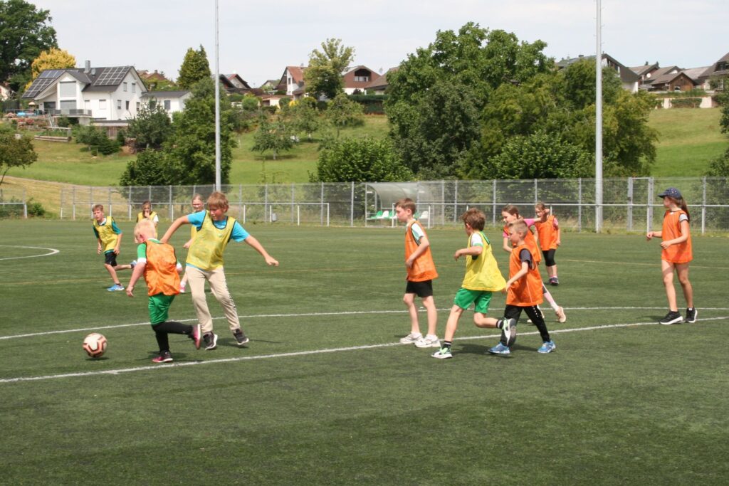 Die Klassen 3 und 4 auf dem großen Fußballfeld