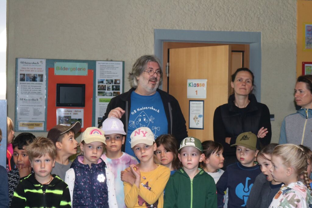 Herr Hieber erklärt beim gemeinsamen Start in der Aula den Ablauf