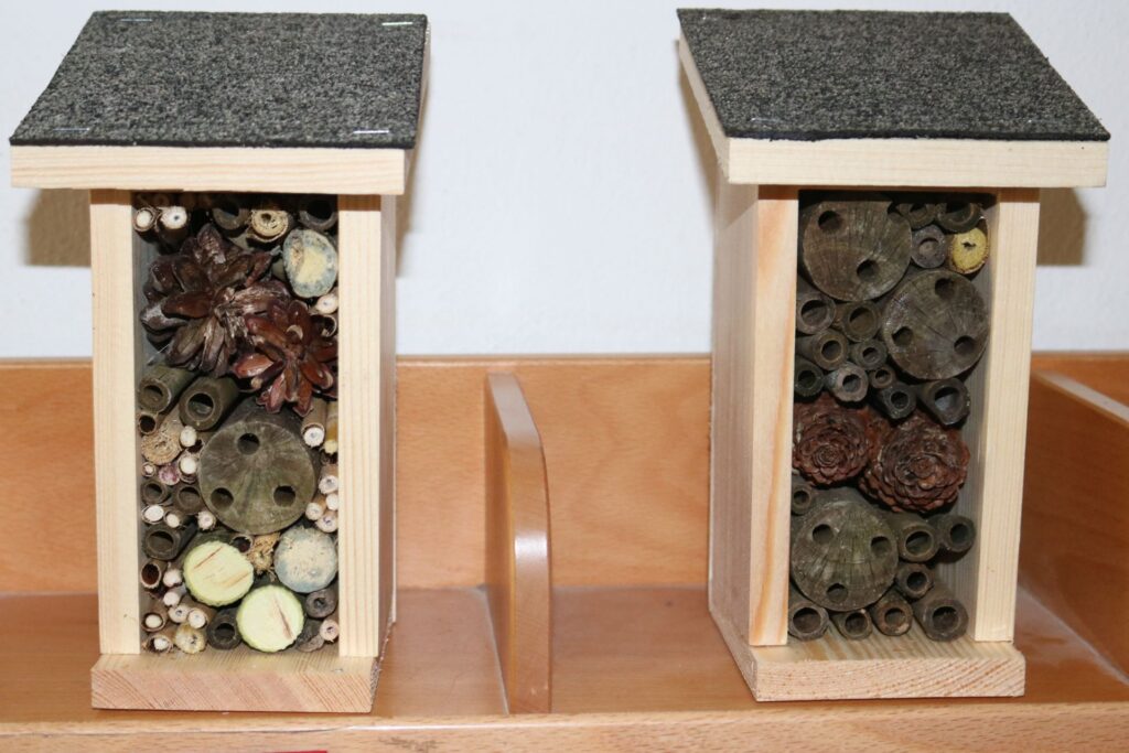 Zwei fertige Insektenhotels