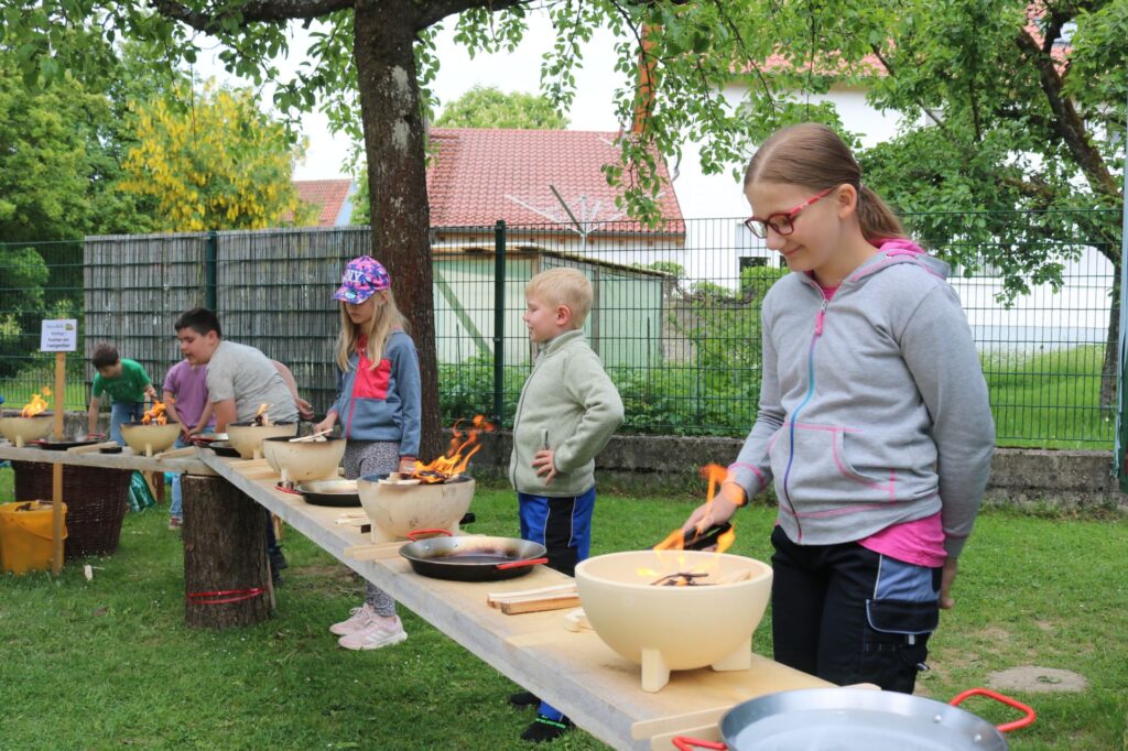 In einer Reihe stehen die Zwergenfeuer. Eine kleine Kochschule!