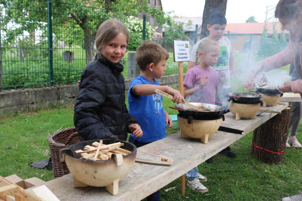 Auch schon die Erstklässler können hier Feuer machen lernen und kochen