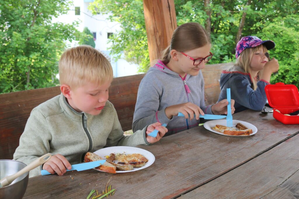 Hier essen zwei Kinder das selbst gekochte Mahl