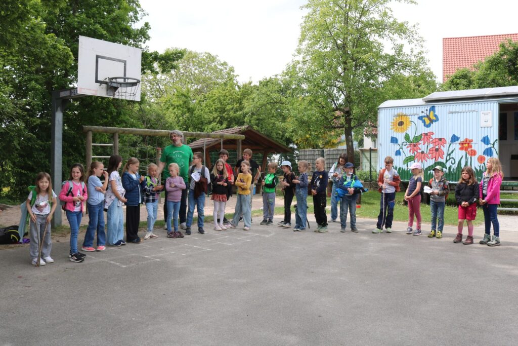 Im großen Abschlusskreis bedanken sich alle bei den vielen Helferinnen und Helfern