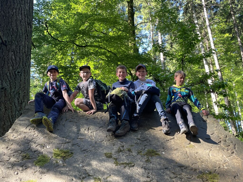 Fünf Jungs auf dem Felsen "Große Platte".