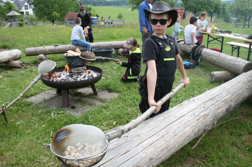 In 2 Seiern an einer Stange lässt sich prima Popcorn am Lagerfeuer herstellen