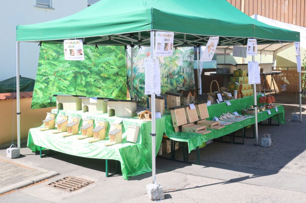 Unser Nachhaltigkeitsstand beim Dorffest mit allem, was wir mit Elternhilfe übers Jahr hergestellt haben.