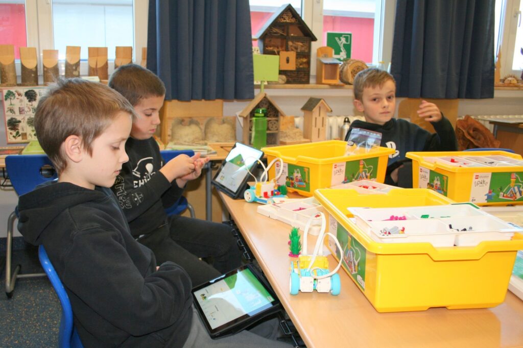 Am Tablet arbeiten die Kinder mit der passenden App.