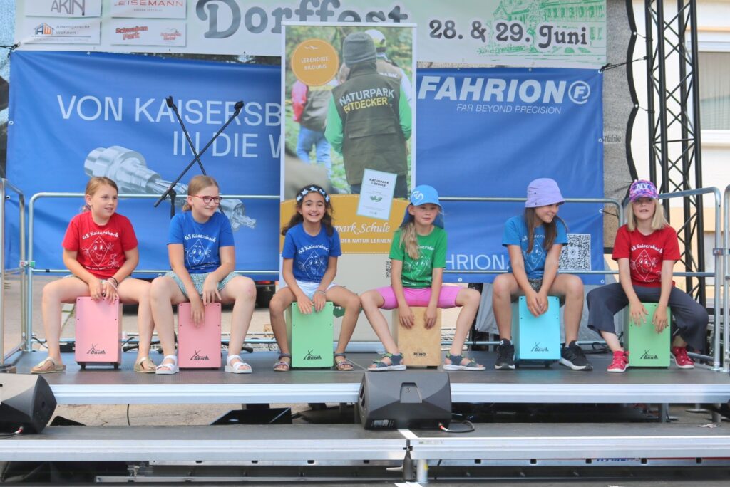 Die Kinder beim Auftritt auf der Bühne des Dorffests 2025