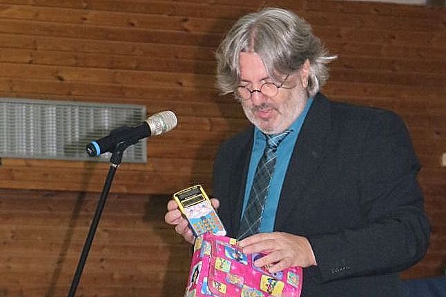 Schulleiter Herr Hieber packt seinen kleinen Ranzen aus.