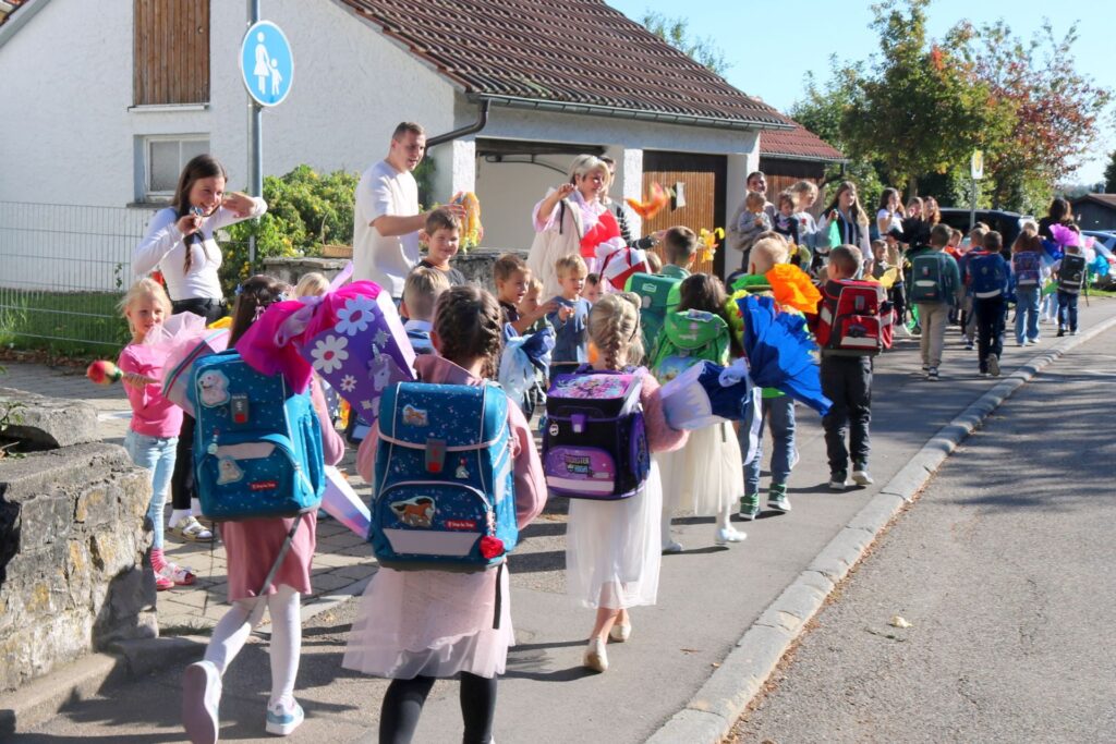 Die Kinder laufen von der Kirche zur Halle.