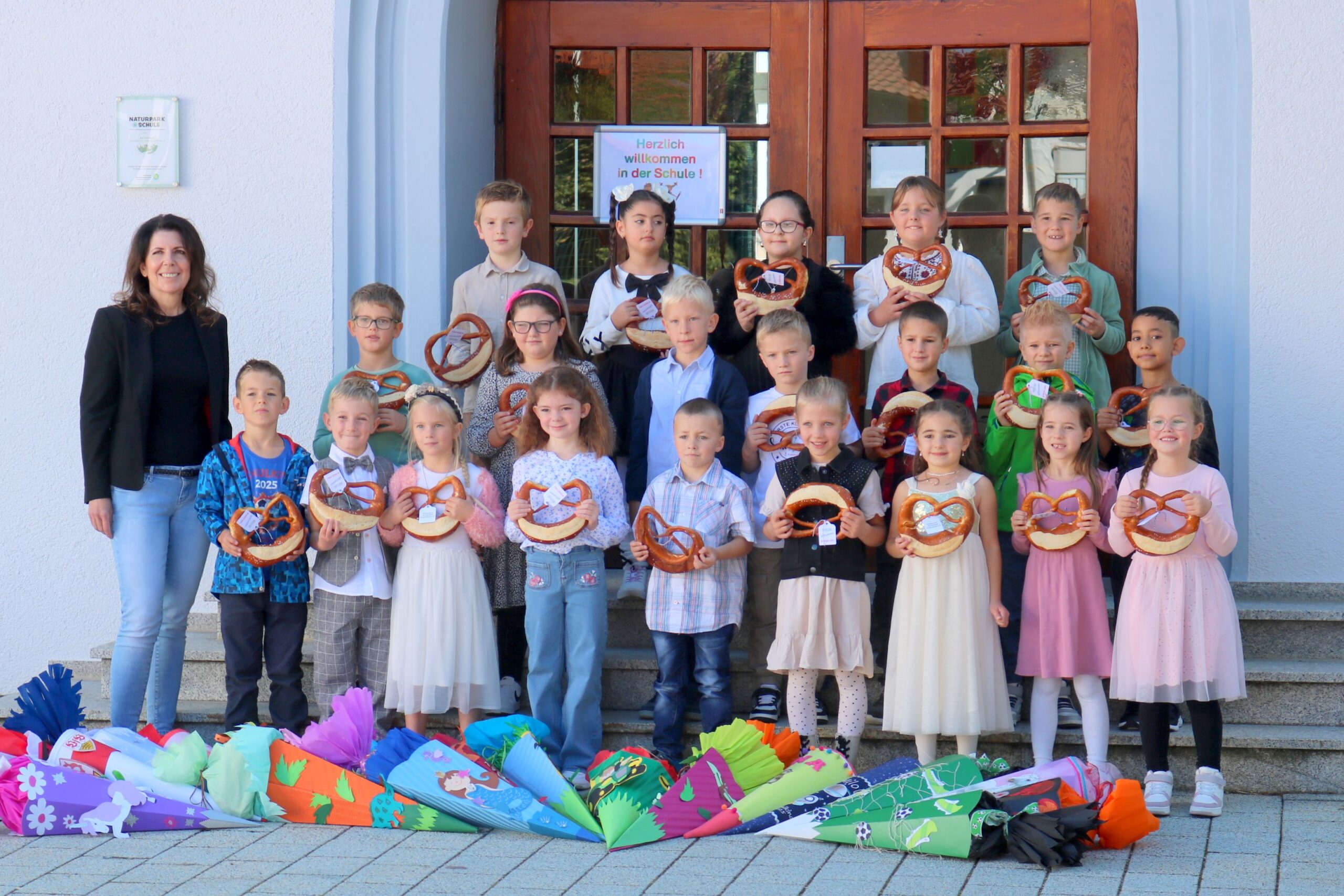 Klassenfoto der Klasse 1 vor der Schultüre