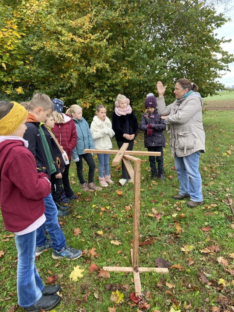 Die Kinder lernen, wie die alten Römer vermessen haben.
