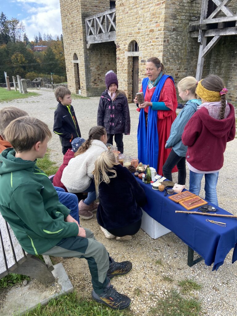 Frau Köhler erklärt den Kindern viel Wissenswertes