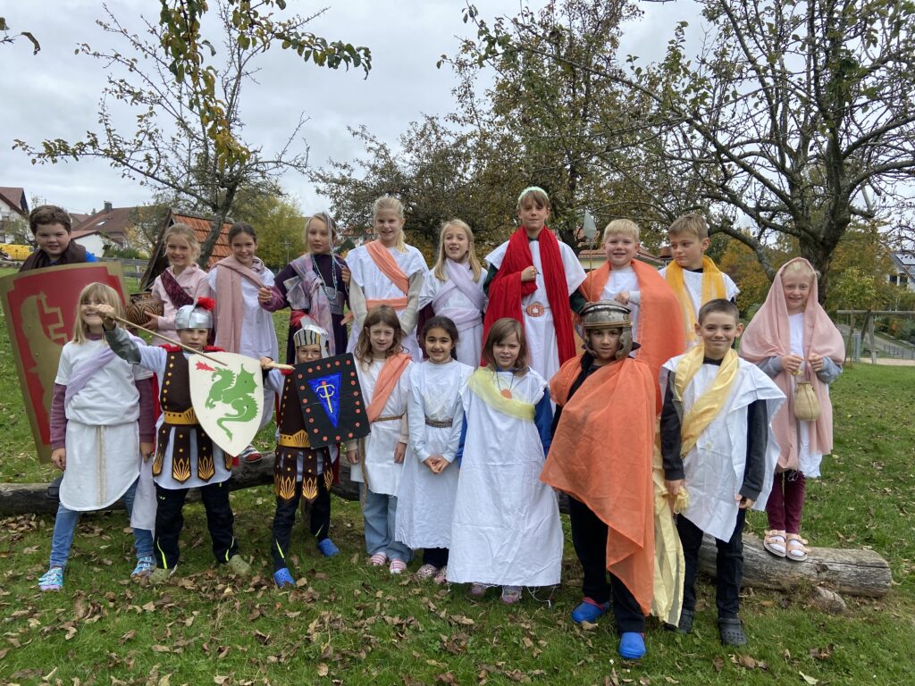 Die Klasse hat sich in römische Gewänder gehüllt.