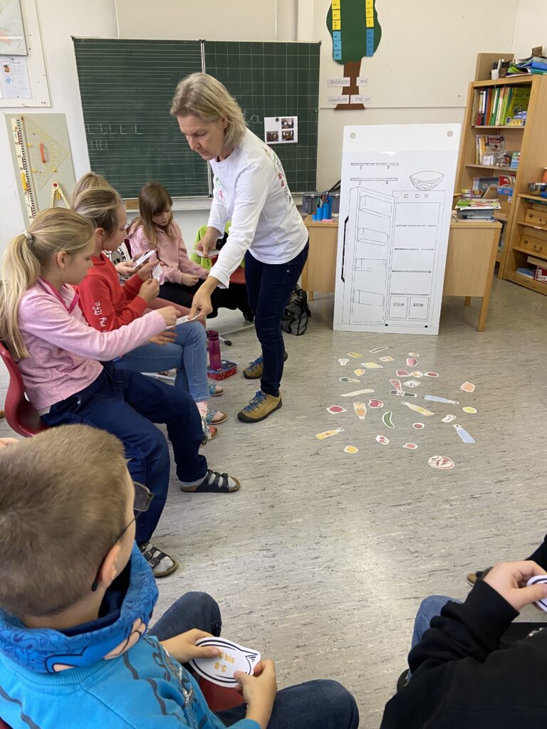 Im Klassenzimmer wird über die richtige Ordnung im Kühlschrank gesprochen