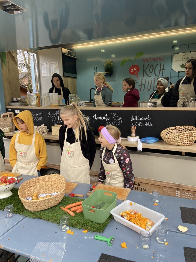 Die Kinder arbeiten vor und im Kochbus