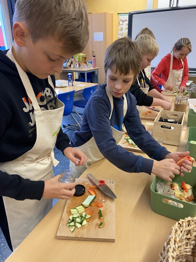 Die Kinder schnoppeln Gemüse.