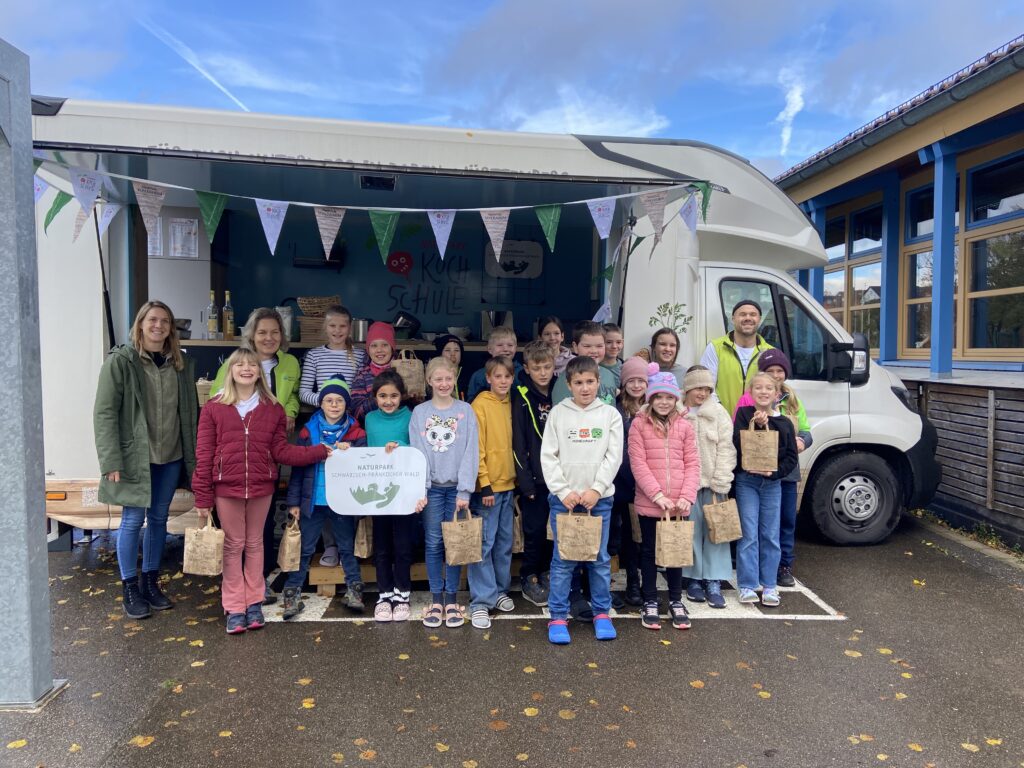 Gruppenbild vor dem Kochbus