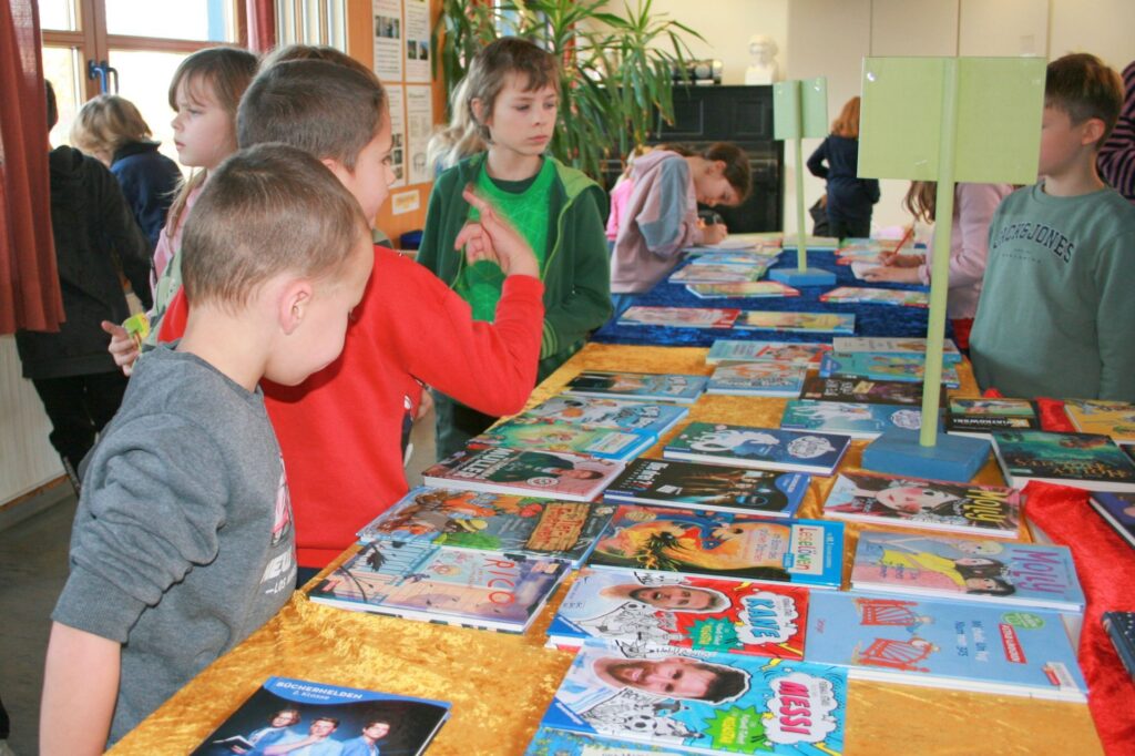 Für alle Klassen liegen Bücher bereit.