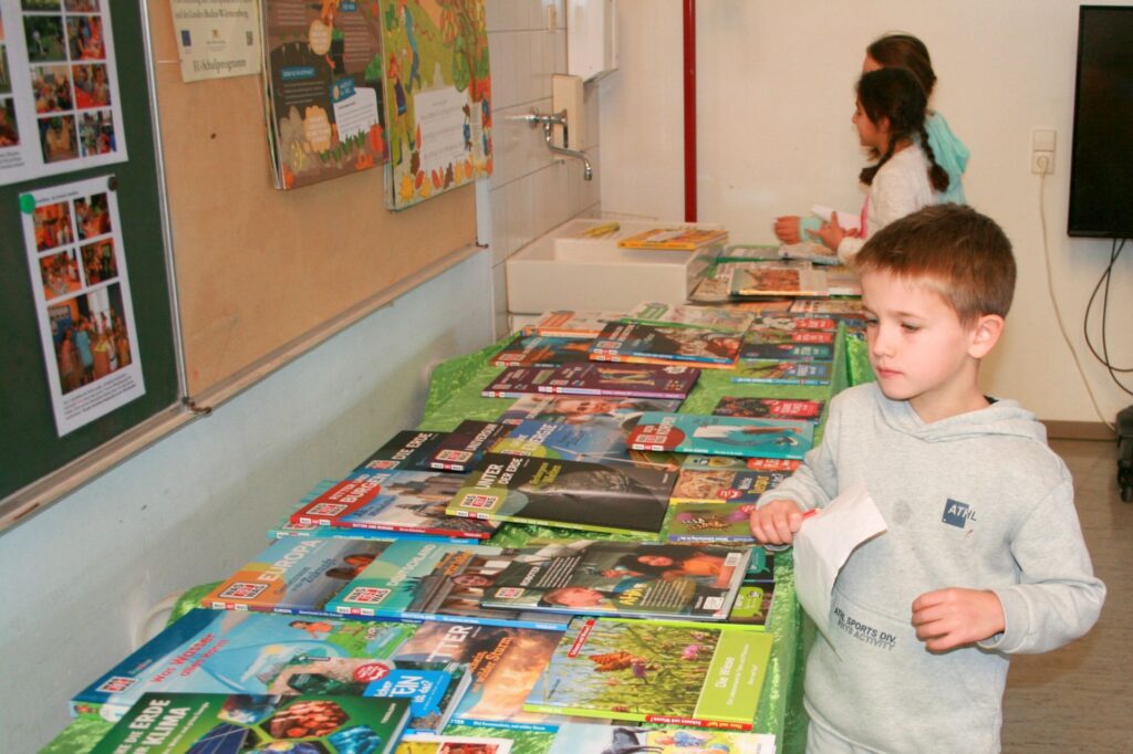 Ein Junge schaut sich die Sachbücher an.