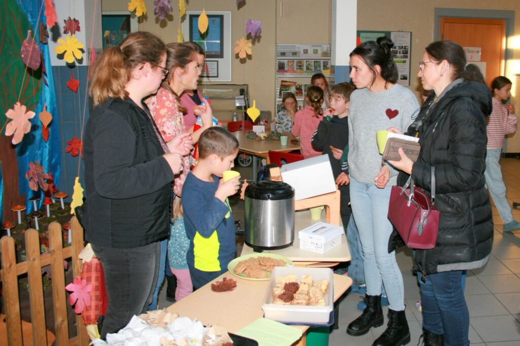 Elterncafé im Foyer der Grundschule mit vielen Leckereien.