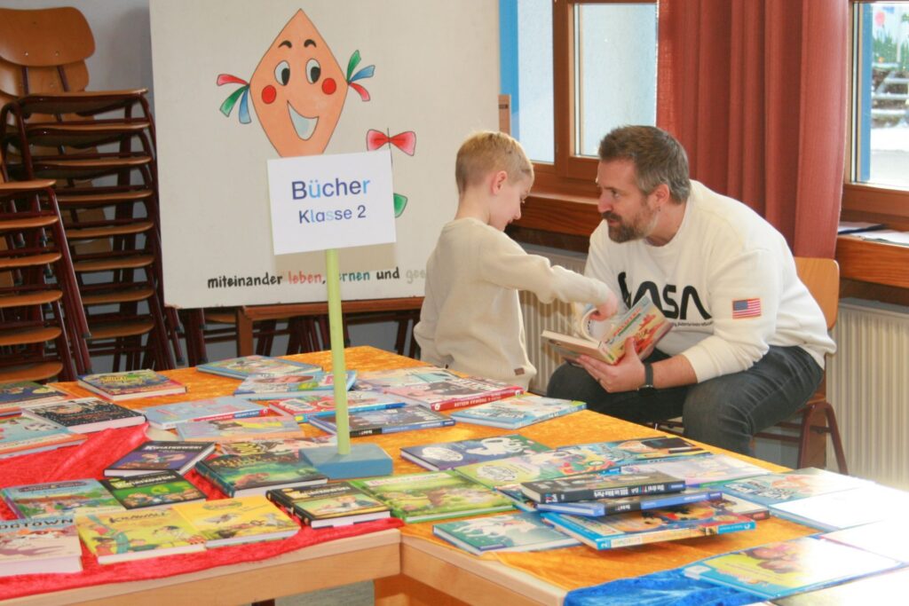 Auch Erwachsene schauen sich die Bücher mit ihren Kindern an.