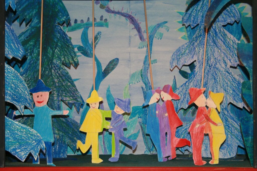 EIn Blick ins Papiertheater mit den bunten Figuren aus Papier.