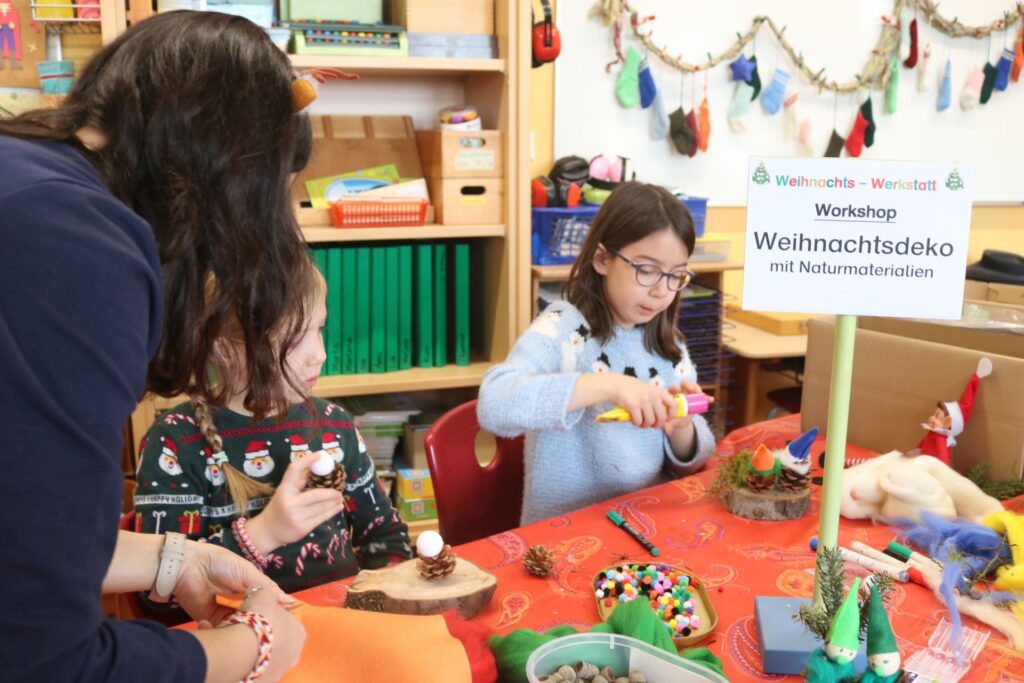 Hier wird tolle Weihnachtsdeko aus Naturmaterialien hergestellt.
