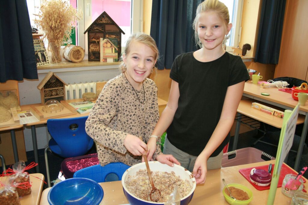 Zwei der großen Mädchen beim Rühren der Masse fürs Knuspermüsli.
