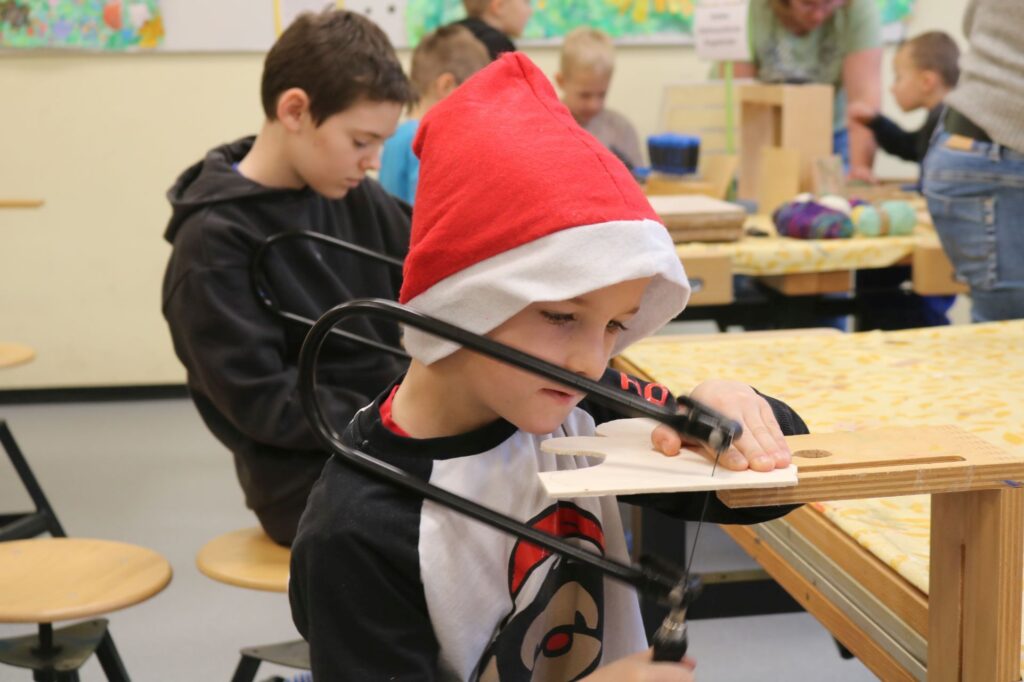 Hier sägt ein Junge seinen Lebkuchenmann aus.