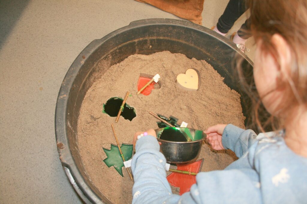 In der Wachswerkstatt konnten Kerzen gegossen werden.