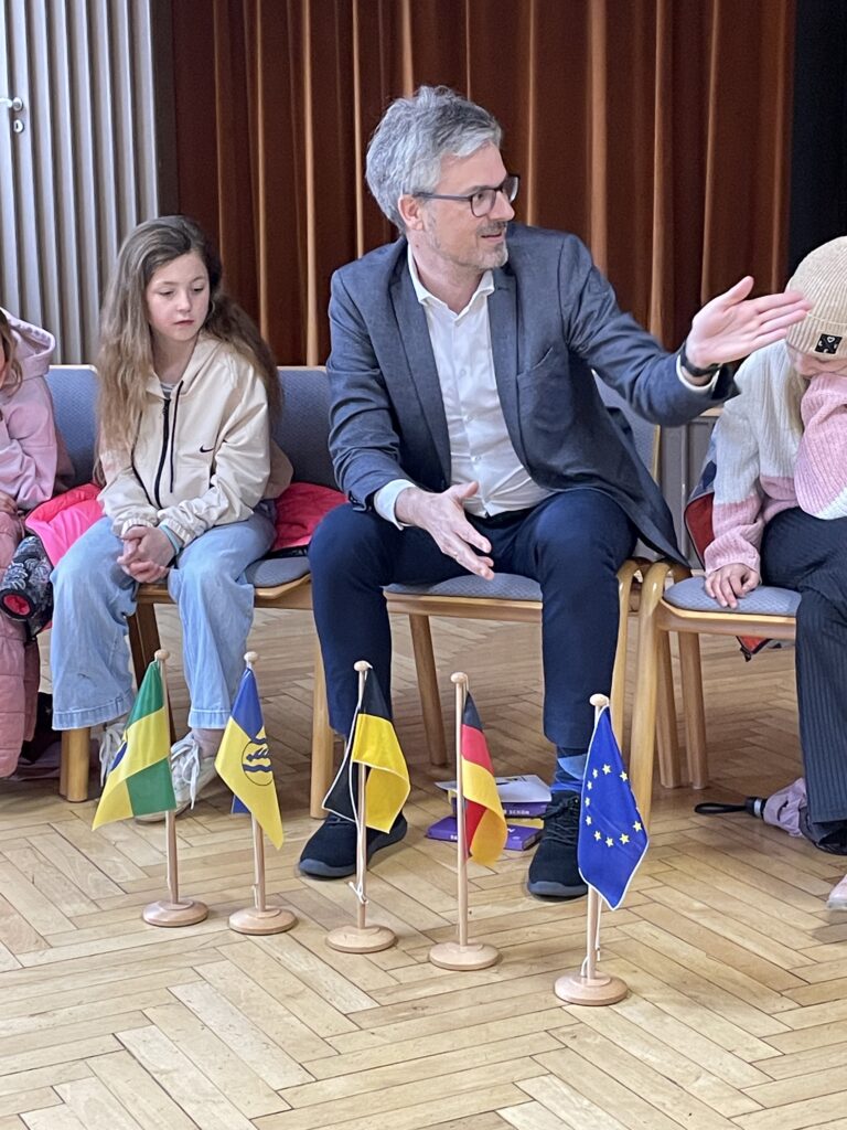 Herr Clauss erklärt die Flaggen der Gemeinde, des Kreises, des Bundeslandes.