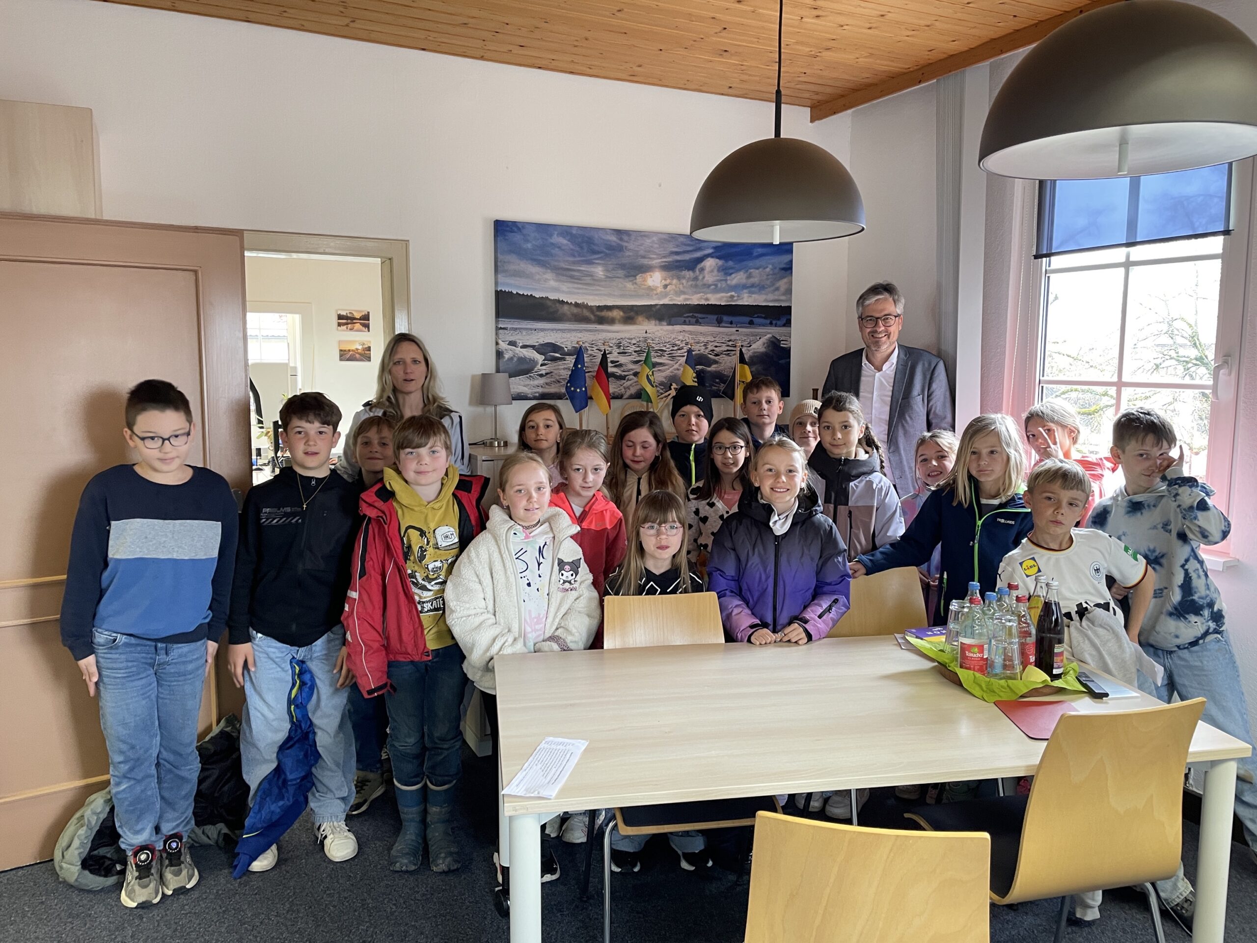 Klassenfoto im Büro des Bürgermeisters.