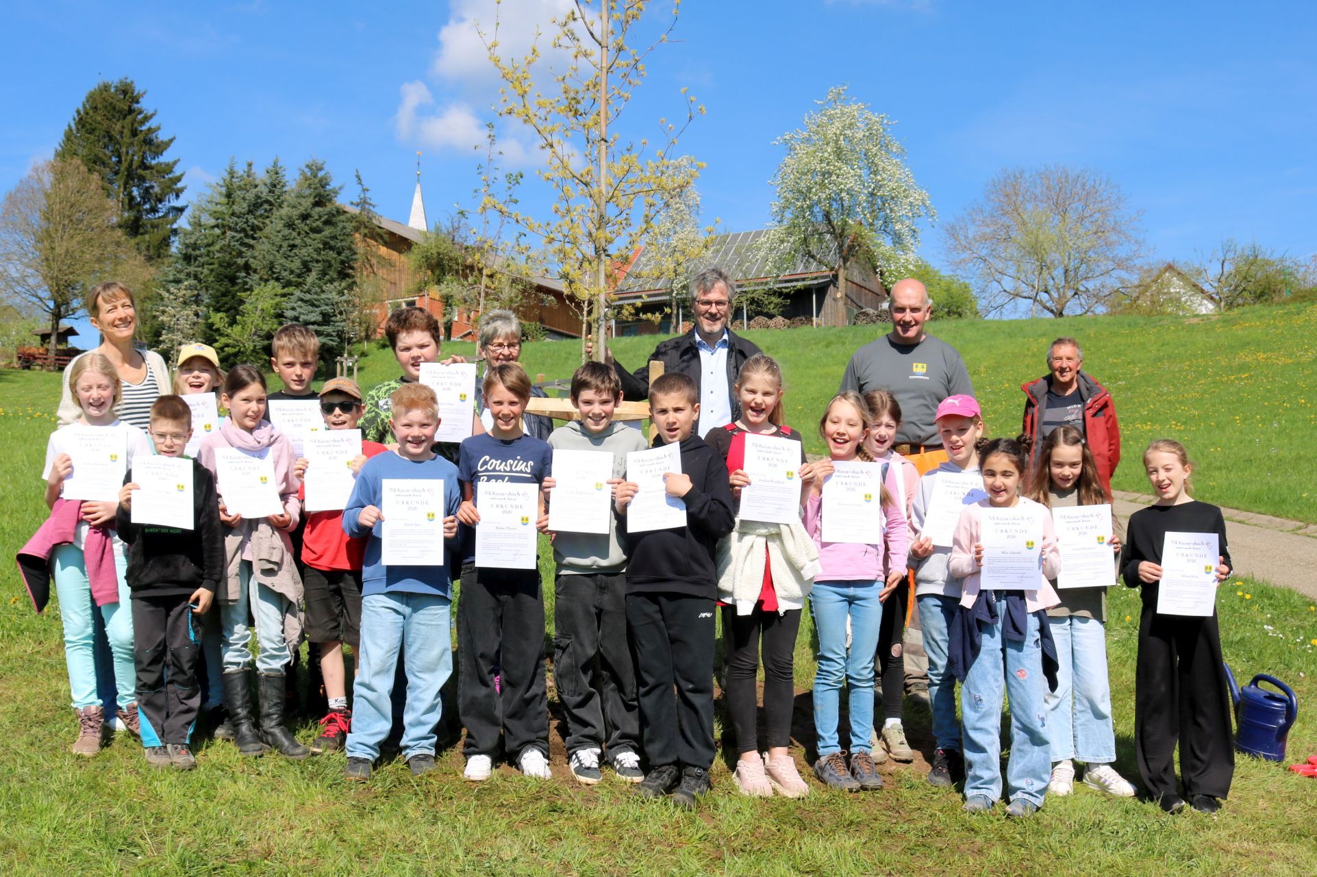 Gruppenbild mit allen Beteiligten sowie den Urkunden in den Händen der ViertklässlerInnen