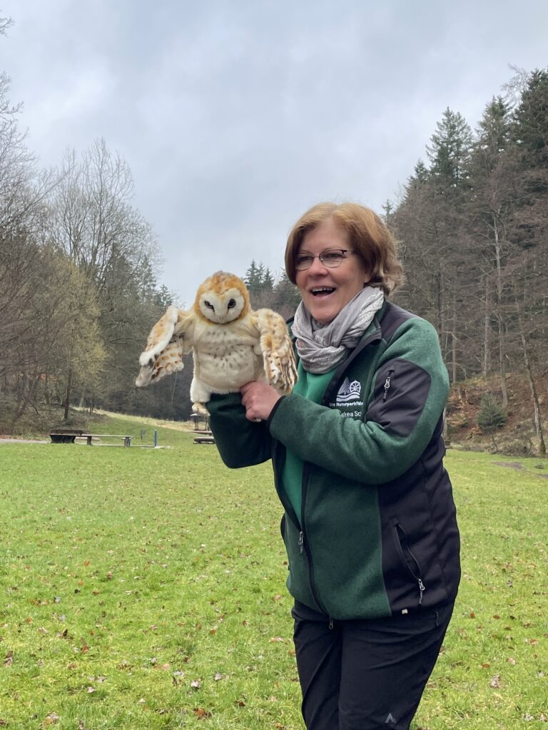 Frau Dr. Andrea Schad mit Handpuppe Schleiereule