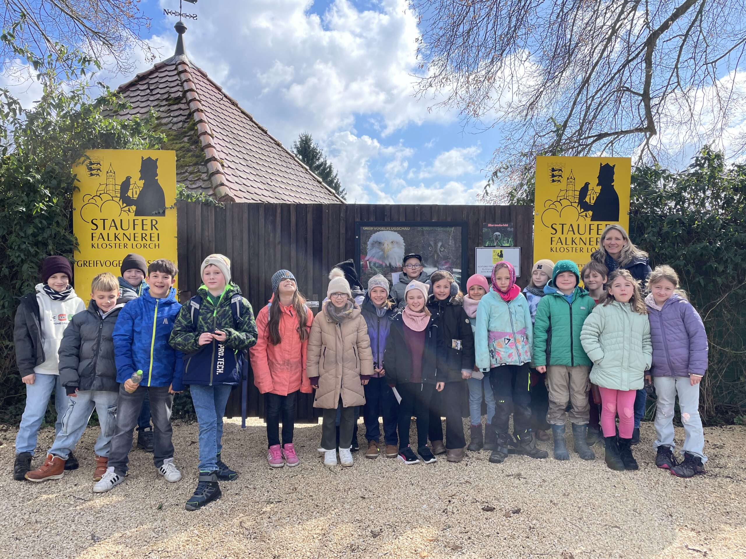 Abschluss: Klassenfoto vor der Stauferfalknerei in Lorch