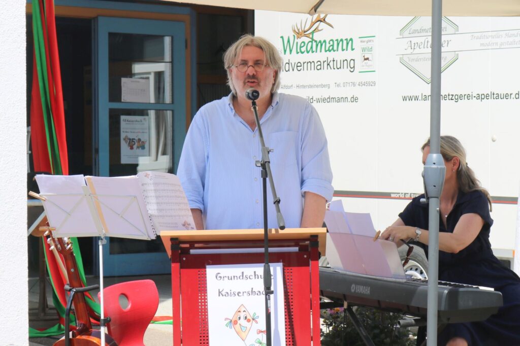 Schulleiter Michael Hieber begrüßt die Gäste
