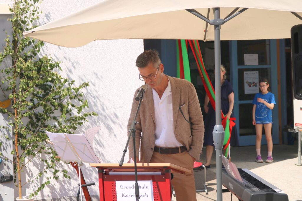 Schulrat Alex Windt beim Grußwort