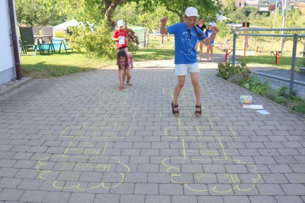 Zwei Kinder bei Hüpfspielen