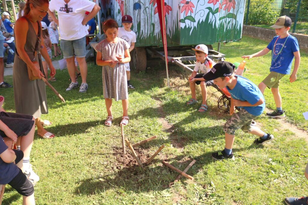 Kinder beim alten Spiel "Spachteln"