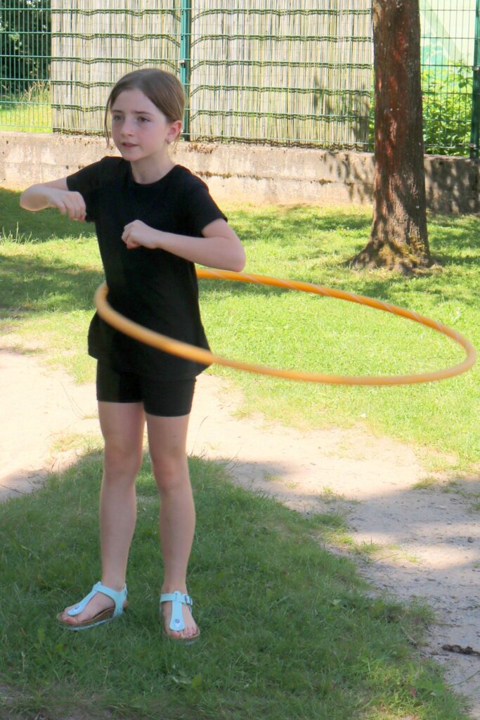 Mädchen beim Hula-Hoop